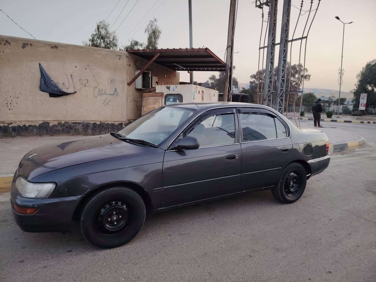 السلام عليكم سيارة كورولا موديل 94  للبيع سيارة خير من اللة مصبوغة عام جمالية مكفولة من عيب شرعي كير مكينة خير من اللة مبيها اي نقص رقم واسط مشروع وطني سنوية لل2027 السعر 45 وبيها مجال حك جية مكاني كوت للاستفسار الاتصال على الرقم الهاتف ***********
