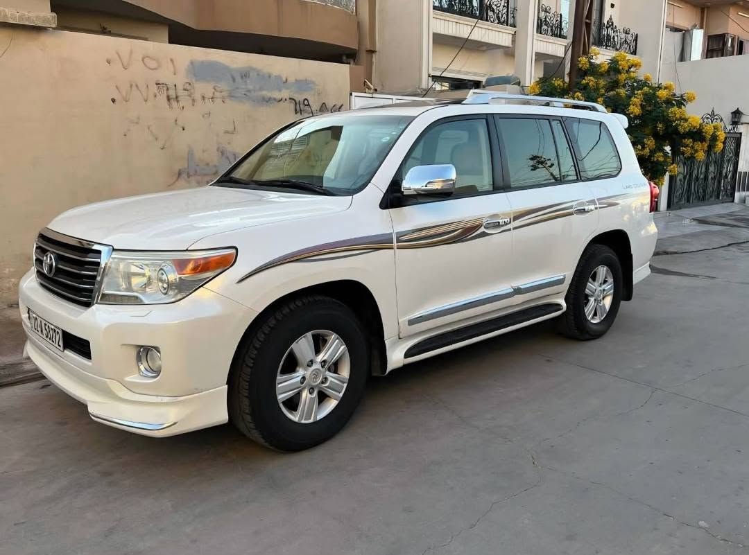 موديل ٢٠١٣ gx ى سلايت و سلاجه يه بى بوياخ بى سارد و بى تعديل و بى شوخت بى ته رزه و جال و قه بوقوب ٢٠٠ هه زارى حقيقى رويشتووه زور توندو تول و بى مسره فه كيرو مه كيشه ى به شه رت نه كراوه ته وه و سه رف و بوخارى نيه و سيرفزى كاملى بوكراوه سه نوى به ناو خومه وه يه و تازه يه واته سياره كه نمونه يه له جوانييا نرخى ٣٣٠ كه لاو مه جاليكى كه م 
*********** شمشمل, السليمانية
