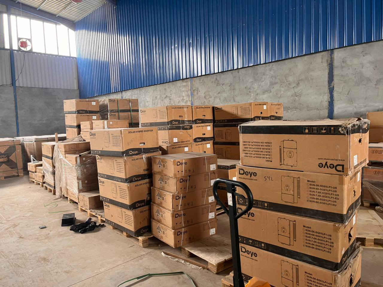 تم تنصيب منظومة طاقة شمسية بقدرة 20 أمبير نهارًا و16 أمبير ليلًا في الإسكندرية.
مكونات المنظومة:
 • 12 لوحة LONGi بقدرة 615 واط – ضمان 10 سنوات
 • إنفرتر Deye IP65 بقدرة 6 kW – ضمان 5 سنوات
 • بطارية ليثيوم بسعة 15.2 kWh – ضمان 5 سنوات
 • بوكس حماية كهربائية وتحكم
 • كيبلات وتوصيلات AC / DC
 • هيكل حديد مغلون

(الفرات ايرثلنك للأصلي فقط) 💪💪💪
كلشي نوفرلك في مكان واحد:
 • كهربائيات 🔌
 • كاميرات 📹
 • طاقة شمسية 🔋
 • إنترنت 🛜
 • الإنارة والثريات
 • خدمة البيع بالتقسيط لجميع المنتجات ☺️

اختار الأصلي من الفرات لتنعم بالراحة

🏷️ العنوان: بابل – المسيب – محلة الشيوخ

…………………❤️……………………

🏷️ التواصل:
رابط واتساب:
https://wa.me/message/TWVQ4LFJWVKDA1

الأرقام:
للكهربائيات والإنارة: ***********
للمبيعات: ***********
الوطني للإنترنت: ***********
الإدارة: ***********

الفرات ايرثلنك خيارك الأفضل
