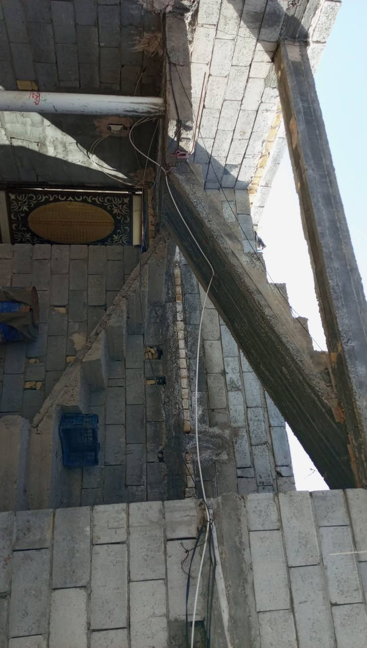 السلام عليكم بيت للبيع المكان أبو صريفه قريب على تبليط مقابيلي الاغليم مساحة 250متر غرفتين او هوا ل او مطبخ او براني ماي كهرباء ملاحظة البراني والهول ما معكودات السعر خاص او الاتصال على رقم ***********
