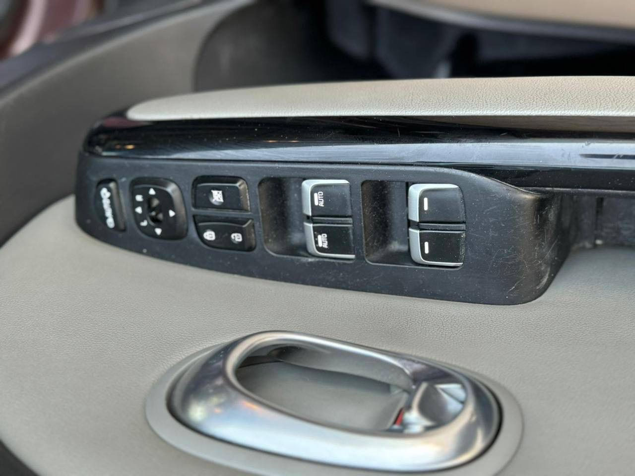 كيا صول بأسمي موديل 2017

التابعة لشركة ( كيا الدولية ) 

محرك 1600 DOCH

خليجي مكفولة بيها بارد صغير

ماشية 65 الف كيلو حقيقي

بلص لونين جوزي وابيض مُميز

رقم بغداد الجديد الانكليزي

ويل كب جبير + 4 دسك

3 وضعيات قيادة (mode drive)

soprt , eco , normal

مثبت سرعة + مانع انزلاق

حساس خلفي + كاميرا خلفية + بلوتوث

اشاير بالمري + مري شفط اثناء فتح وغلق جهاز التحكم

السيارة جديدة بمعنى الكلمة وجاهزة من كل النواحي

السعر 14300$ بيها مجال جداً بسيط 

رقم الهاتف : ***********
مكان السيارة(  بغداد )
