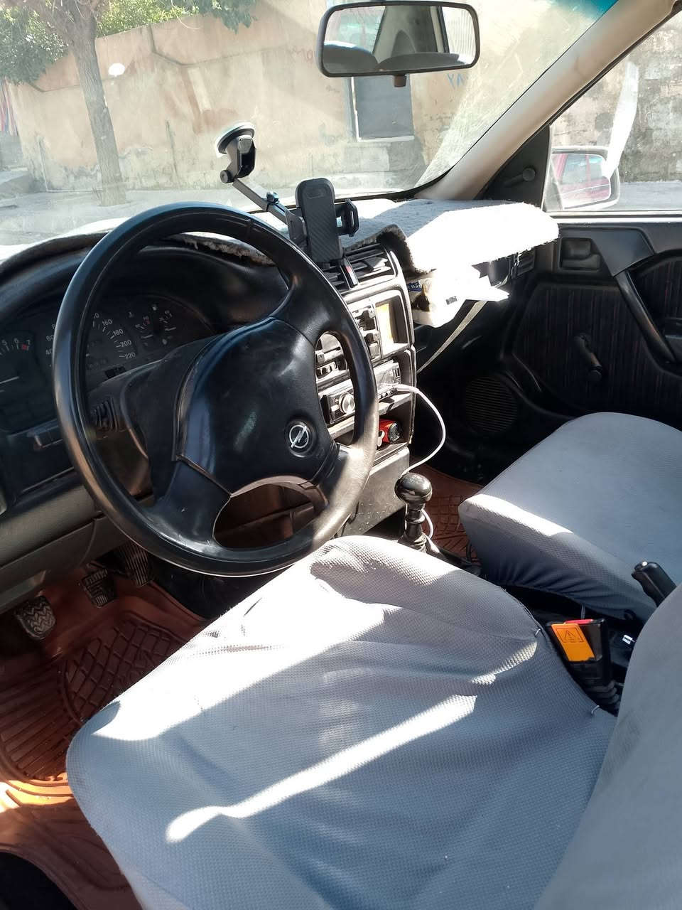 ئؤبل فيئكترا 1990 مةكينة 20 
گيئر عادى ... رةقةم هةوليئر 
سلايدة 
گيئرو مةكينة بةشةرت هيج نةقسى نية 
ببطاقةى  بةنزينى هةية بةناو خؤمةيةوة تةحويل و غرامة بةشةرت 
تازة بيئشى داگيراوة هيج مةسرةفى تيانية 
تااا 2030 سةنةوى تازةية 
نرخ 44 گةلا 
شوين قرةنجير نزيك كةركوك 
***********
