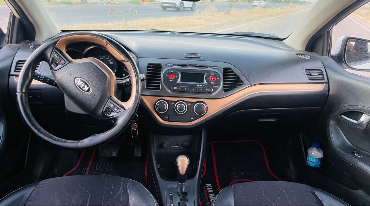 كيا بيكانتو - Kia Picanto 2013
 ناقل الحركة: أوتوماتيك (جير أوتوماتيك)
 المسافة المقطوعة: 140 ألف كيلومتر
 المحرك والجير: بشرط الفحص (مكفولين)
 مصبوغة حزام)
 نظام فرامل مانع للانغلاق (ABS)
 تحكم مقود (أزرار تحكم في عجلة القيادة)
 بلوتوث / مخرج AUX / مخرج USB
 كشافات ضباب (بلاجكتور)
 مرايا جانبية كهربائية
 مرايا مضادة للانعكاس (دژە فول)
 4 زجاج كهربائي (مع خاصية الأوتوماتيك)
 نظام تدفئة الزجاج (جام هیتەر)
 قفل مركزي (سنتر لوك)
 سنوية جدييد ، عنده دفتر بنزين 
رقم موبايل : ***********
مكان - كركوك
سعر : ٥٨ $ كركوك, العراق
