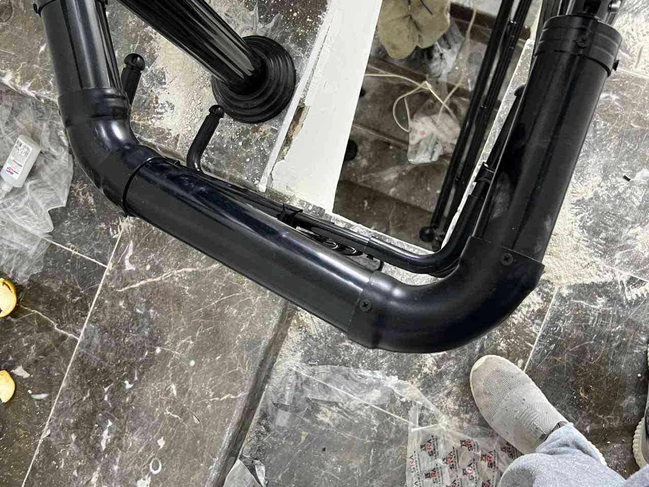 جديدنا اليوم.. محجر ألمنيوم أسود بتصميم "مودرن" 🛠️
​إذا تدور على القوة والشكل الحديث، هذا المحجر هو الاختيار الأنسب.
​يجمع بين خفة الوزن وصلابة الألمنيوم.
​لون ثابت وشغل هندسي دقيق يناسب الفلل والمنازل الحديثة.
​نعتني بأدق التفاصيل من البراغي لحد النهايات.
​للحجز والاستفسار، يرجى مراسلة الصفحة أو الاتصال على الرقم: [***********] 

#محجر_ألمنيوم #ديكورات_داخلية #ألمنيوم_أسود #درج #تصميم_مودرن
