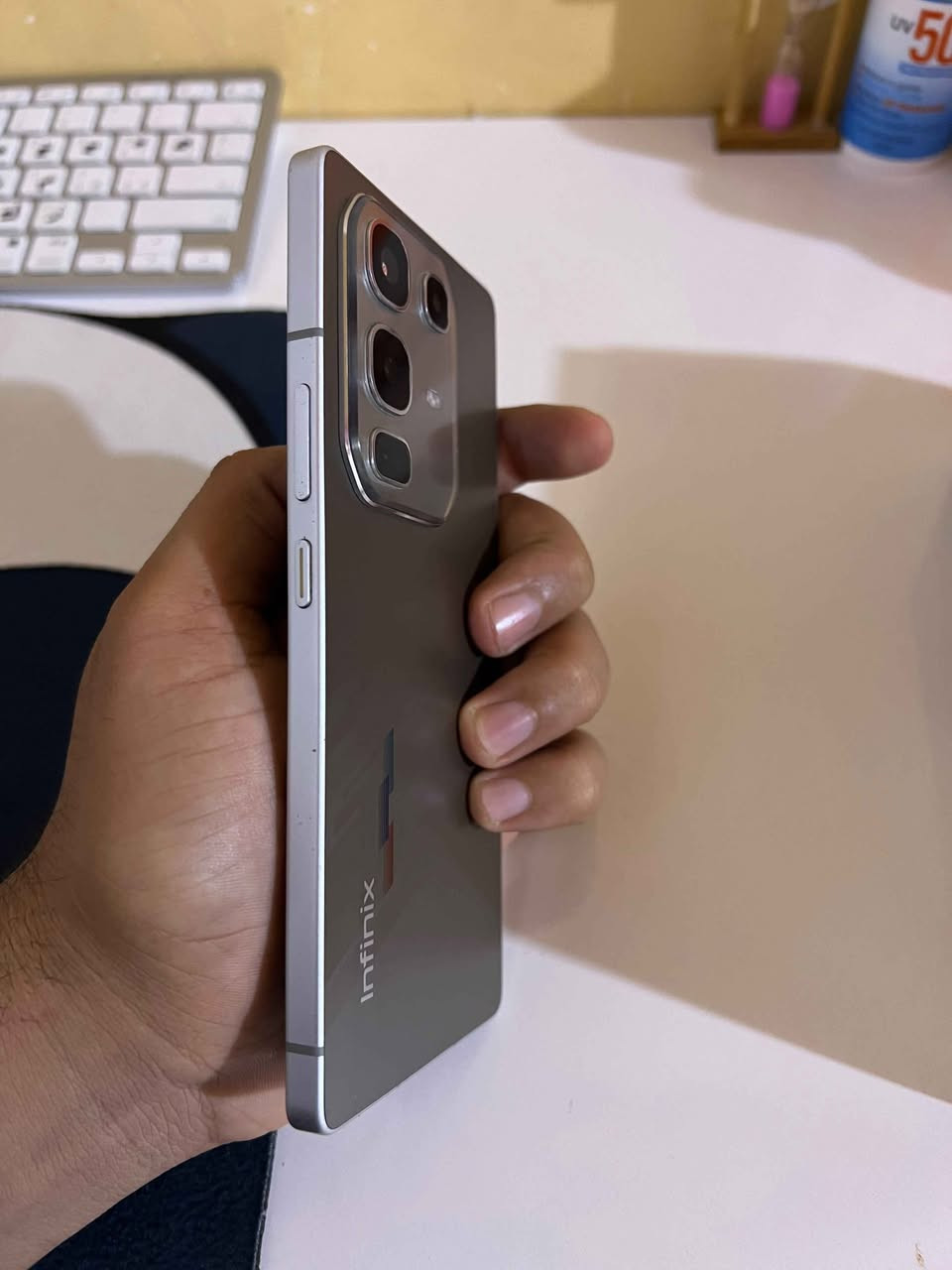 انفنكس نوت 50برو  بذاكره 256 برام 24G بطاريه 5200جهاز مسخدم قليل بكامل مخلقاته شاحنته 90W 
ويه شاحنته الواير لس ويه ايربود اصلي مكاني القبله سعرها 320 والشراي يتصل رقمي بي وتساب *********** البصرة, العراق
