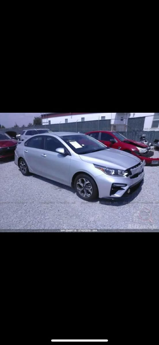 السلام عليكم فورتي تكسي موديل 19 رقم جديد هزه جديده حادثه كدامك بدون تبديل ماشيه 47 نص فول كير اي تي مكاني صويره لسعر 132 وبيه مجال ترهم  مراوس ***********
