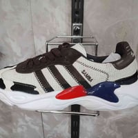 توجد ٥٠ قطعه حذاء رياضي طبي ابيعهم شلعه على ٤٠٠٠ الاف القطعه مراسله وا...