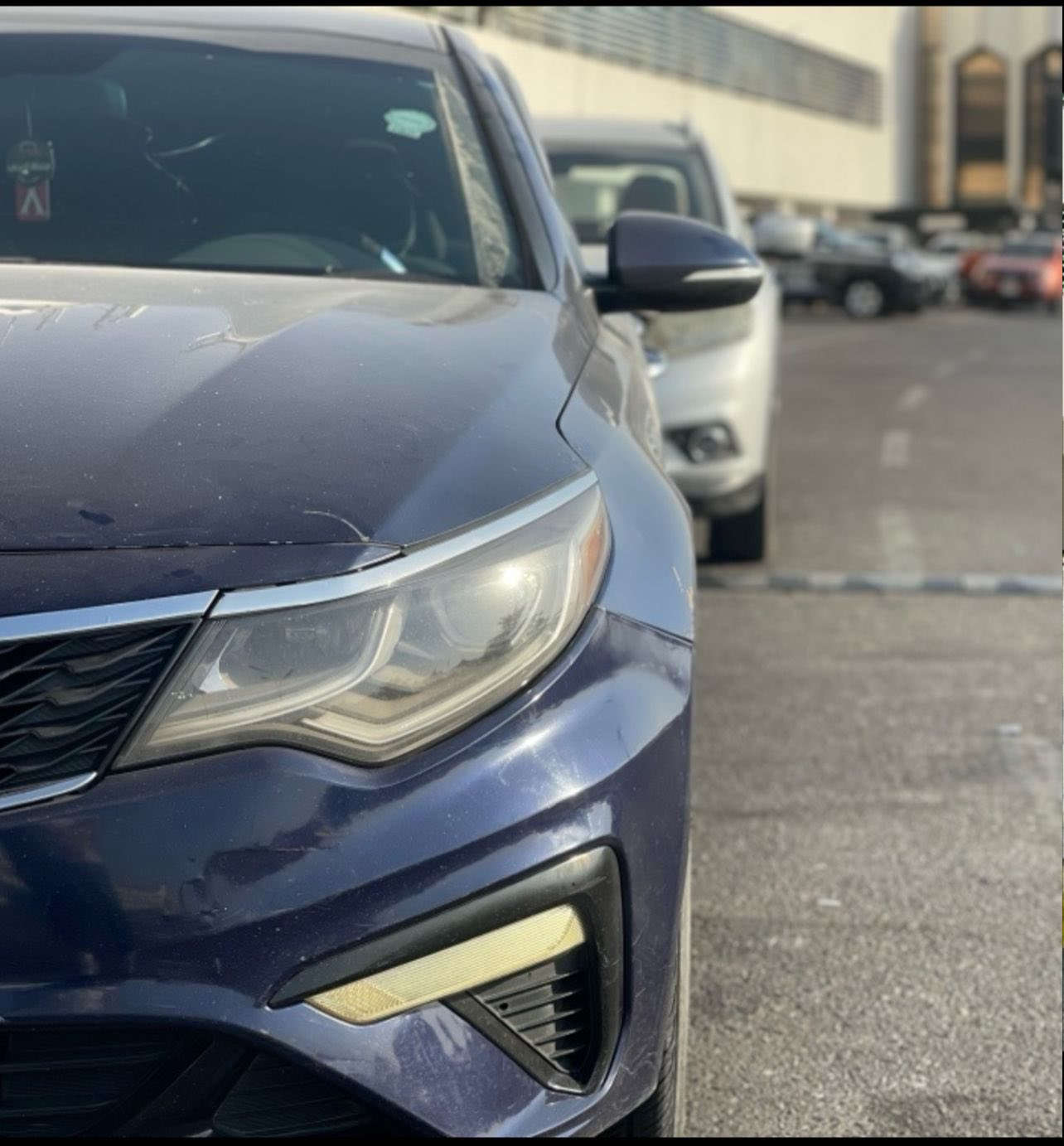 من رخصة الادمن المحترم 🌹
كيا اوبتما 2020 لون نيلي 
وارد أمريكي حادثهة فقط دعامية امامية وبارد بخشم البنيد بدون لغود بدون شواصي بدون ايرباك 
هنا بالعراق صار بيهة شخط باب السايق والجاملغ فقط رش بدون معجون تعدلن 
ماشية : 80.000  الف ميل 
مواصفات اعتيادية 
كروز مثبت سرعة 
كار بلي 
شاشة 🖥️
كامرة خلفية 🎥
وضعيات قيادة ( ايكو . سبورت . نورمال ) 
رادارات 360 درجة 
اوتو ستوب 
نقطة عمياء بالمري الجانبية 
مكينة 2400 GDI نشطة كلش 🚀🚀
السيارة عليهة : 
تخم تابر امامي خلفي صار سبوعين من شديتهن 380 الف 
ادامة كاملة للسيارة ( بلكات . تنظيف نوزلات . تنظيف جويتر . تنظيف ولفات . فيت بم اصلي . عبوة كاملة جديدة للمحافظة على السيارة ) 200$ 
بانزين كلة محسن + سوبر 
دهن امزويل تبديلتة 100 الف كل 3000 ميل 
السيارة كلش مداريهة ومعتني بيهة 
( كير . مكينة . حجر بيئة . صدر ) كلهن اكفلهن 
.
تفاصيل اكثر اتصل او دزلي ع واتس وعيوني الك 🖤
..
مكان السيارة بغداد زيونة 
رقمي ☎️ : *********** 
متواجد اتصال + واتس 
اعتذر على الاطالة وكل الهلا بيكم 🖤🌹
