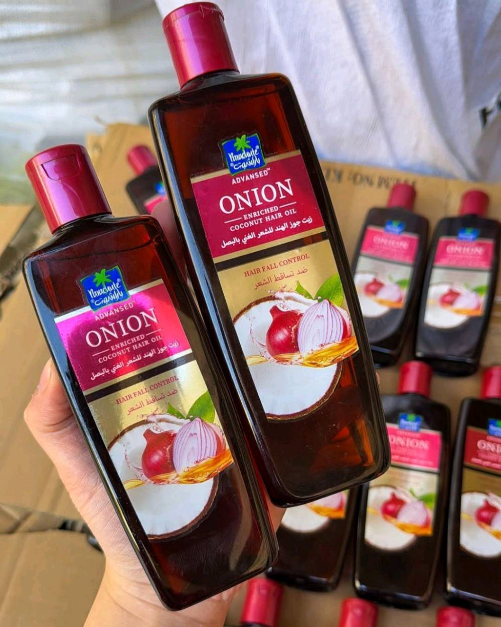 زيوت باراشوت أدفانسد الهندية  مجموعة من الفوائد المتخصصة للشعر، حيث يركز كل نوع على معالجة مشاكل معينة بفضل تركيبته الغنية بالمكونات الطبيعية. 

تتضمن المجموعة زيوتًا غنية بمكونات مختلفة مثل اللوز، الحبة السوداء والحناء، البصل، وإكليل الجبل. كل نوع مصمم لمعالجة مشاكل شعر محددة، مثل زيادة النعومة واللمعان، تقوية الشعر، السيطرة على تساقط الشعر، أو الحصول على شعر طويل وقوي. ويستخدم زيت جوز الهند كقاعدة لهذه الزيوت لخصائصه المغذية والمرطبة التي تعزز صحة الشعر وتساعد في إصلاح التلف

فوائد زيوت باراشوت أدفانسد
زيت جوز الهند الغني بالبصل: التحكم  مصمم خصيصاً للمساعدة في تقليل تساقط الشعر.و ينشط جذور وبصيلات الشعر للمساعدة في نمو صحي وطبيعي.و يغذي فروة الرأس ويقوي خصلات الشعر لجعله أكثر قوة.

زيت جوز الهند الغني باللوز:
يمنح الشعر نعومة فائقة ولمعانًا جذابًا. يحتوي على فيتامين E ويرطب الشعر الجاف والمتقصف بعمق، ويخترق حتى 10 طبقات من الشعر.
يسهل تسريح الشعر ويقلل من التجعد.

زيت جوز الهند الغني بإكليل الجبل:  يساعد في الحصول على شعر أطول وأكثر كثافة وقوة بمرتين.و تعمل الخصائص المعززة لزيت إكليل الجبل على تقليل تساقط الشعر بفعالية.و يحتوي على مضادات أكسدة طبيعية تحمي الشعر من التلف الناتج عن التلوث.

زيت جوز الهند الغني بالحبة السوداء والحناء: يهدف إلى تقوية الشعر من الجذور إلى الأطراف ومنحه مرونة ولمعانًا صحيًا.و الحبة السوداء تساعد في تقليل تساقط الشعر وتعزيز النمو الصحي.و ترطب الحناء الشعر بعمق وتمنع جفافه.
#الاصلي المنشأ هندي 
السعر 10 الاف 
يوجد خدمة توصيل لجميع محافظات العراق 4الاف