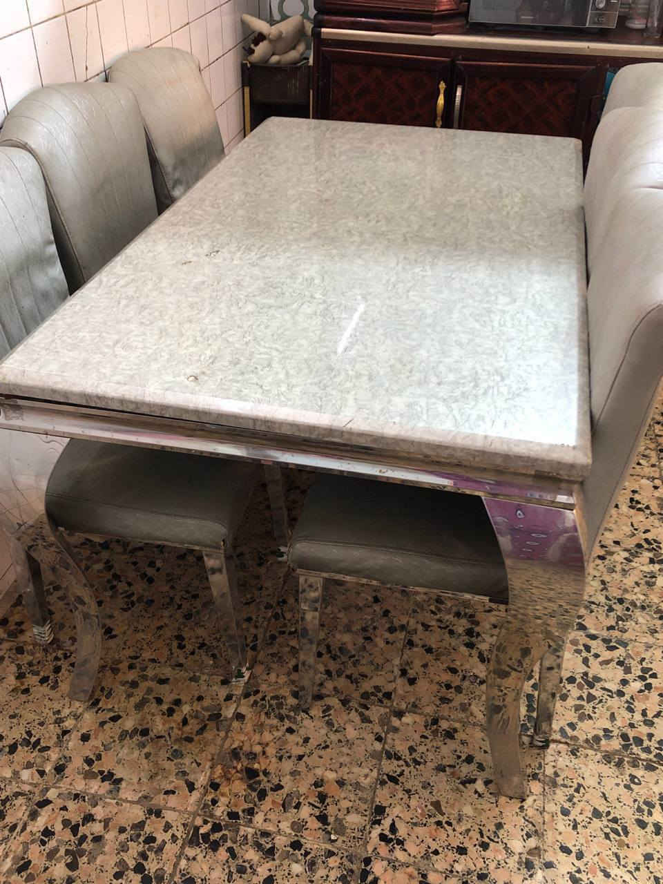 ميز طعام للبيع خمس كراسي نضيف مابي اي شي قليل استخدام كراسي شويه تعبانات بس نضيف كلش سعرهه 250 وبي مجال  بصيط العنوان شهداء البياع خلف جامع الكبيسي الستفسار اتصال علا هاذه لرقم ***********
