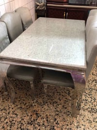 ميز طعام للبيع خمس كراسي نضيف مابي اي شي قليل استخدام كراسي شويه تعبان...