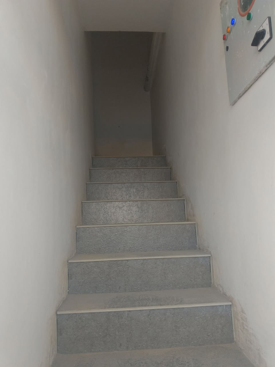 السلام عليكم يتوفر شقة الايجار المساحه 100متر في منطقة الشبانات قرب شارع أبو مهدي  تحتوي على غرفتين نوم وصاله ومطبخ وصحيات سعر الايجار 200
درج معزول ***********
***********
