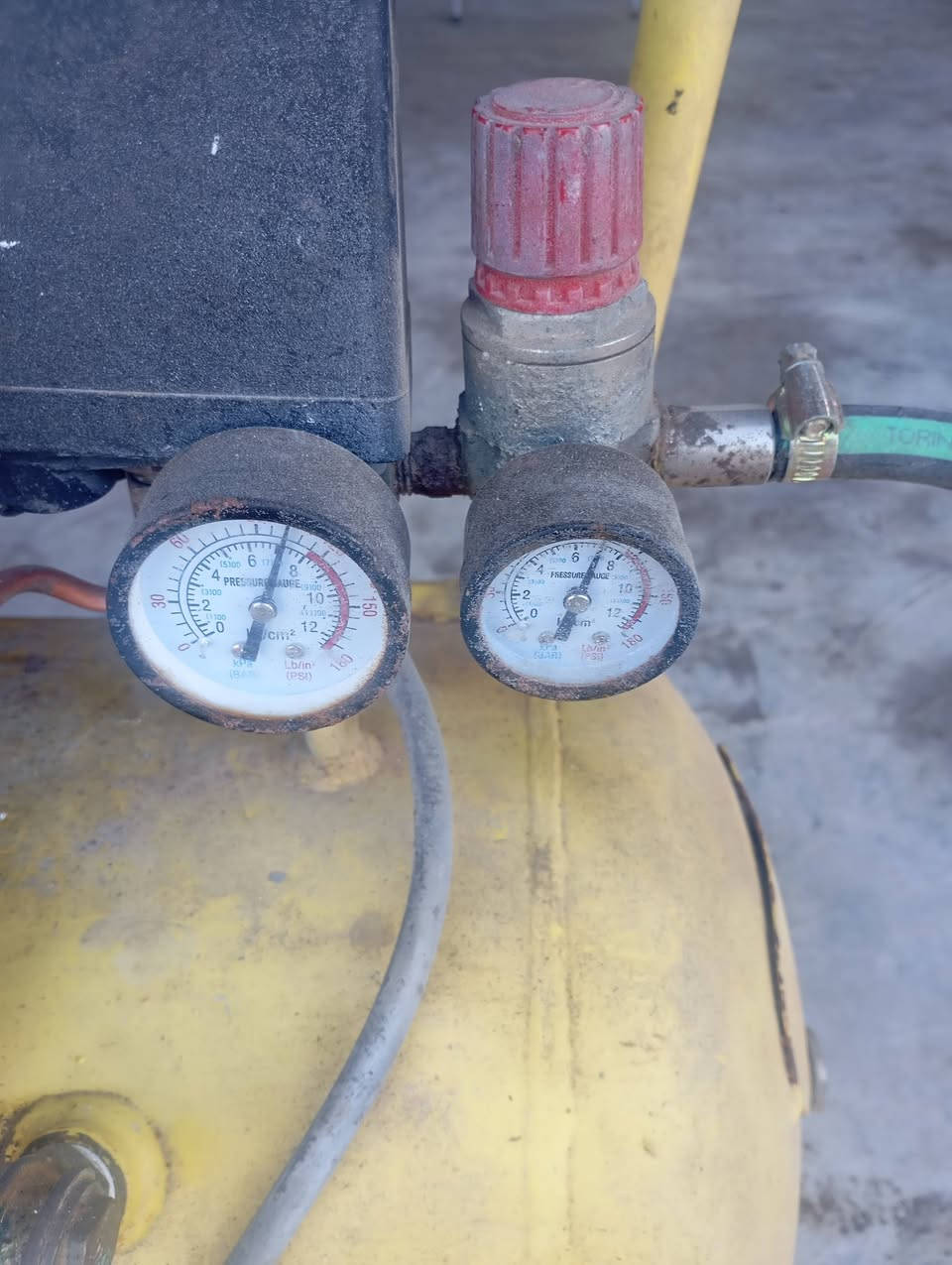 السلام عليكم كمبريسر حجم 50/ شغال بس شادله ماطور مبرده المكان كوت ***********
