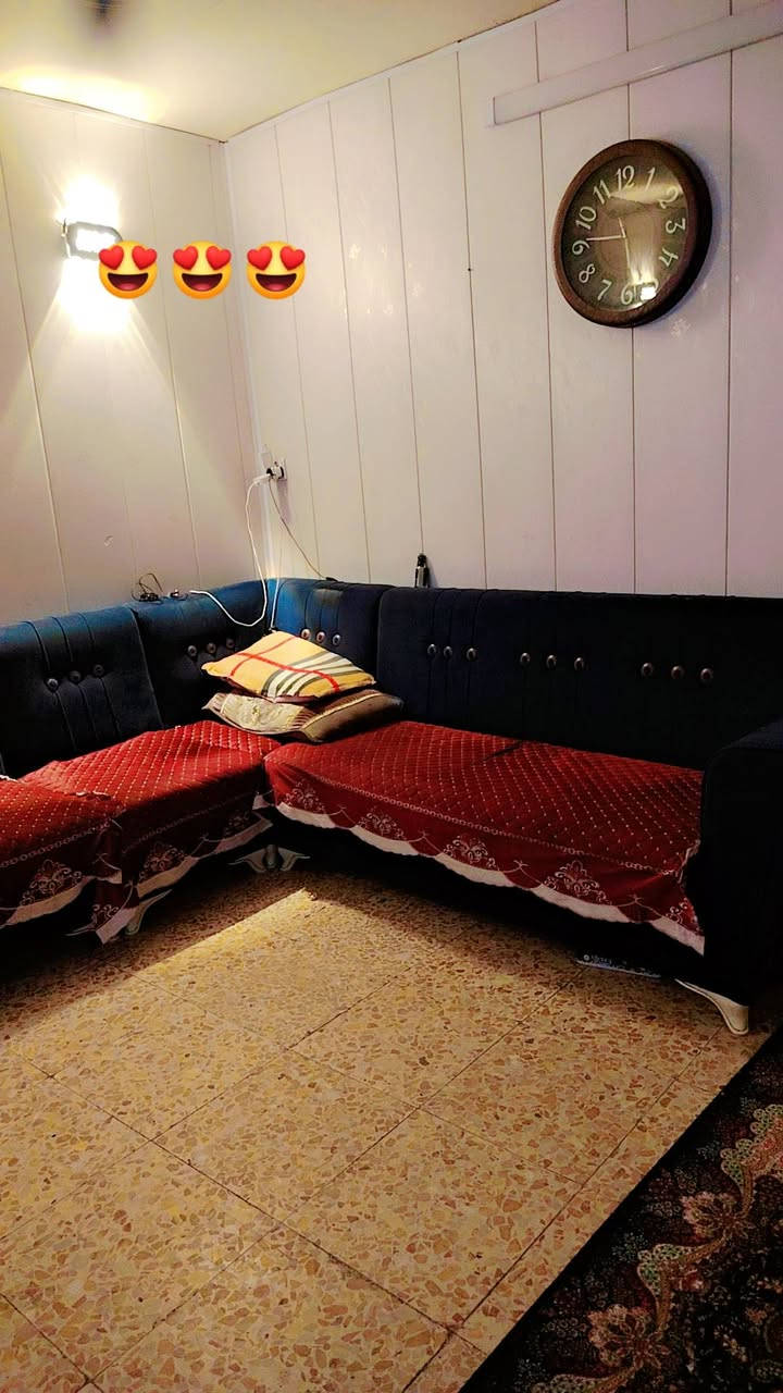 السلام عليكم للبيع نص قطعه خلفيه طابق واحد بقطاع 20 نظيفه جدآ مثل متشوفون وسقفها عالي مجاري كهرباء كلشي جديد الفوك غرفه مخزن مسويها سندويش والبيت مقبط للاستفسار اكثر اتصل ع الرقم ***********
