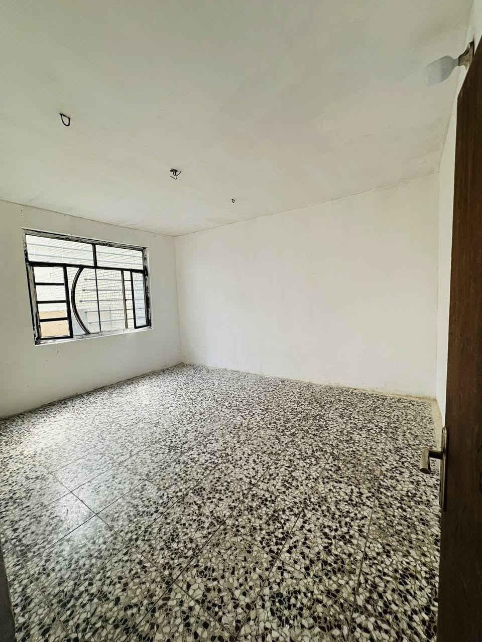 سلام عليكم شقة لليجار ابو دشير قرب مدرسة الفيالق
غرفة نوم و استقبال و ‏صحيات و مطبخ 
سخان موجود ماء اسالة موجود تانكي موجود كهرباء موجود سحب مولد موجود الشقة جاهزة 
للتواصل او الاستفسار *********** ￼
