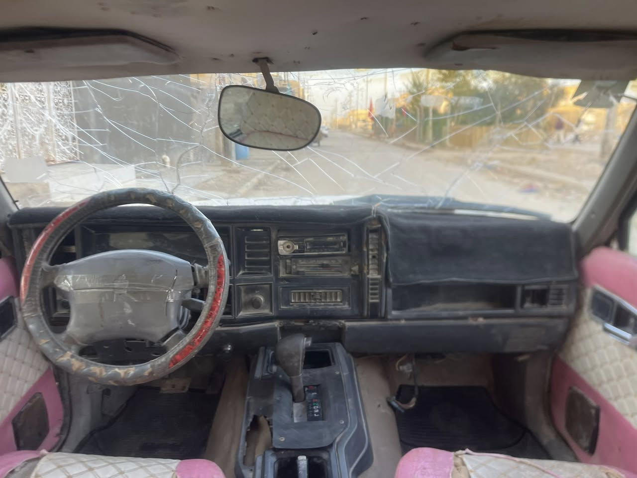 السلام عليكم للبيع أو مراوس جيب شيروكي  ١٩٩١ رقم قادسيه مشروع وطني راعيه بالحمزه ماواصله اكفلك سرقه وعشاير محرك ونجي كير حداديه تخم تاير خير من الله كهربائيات شغاله مكان ناصريه مركز السعر ١٦ وبيه مجال 
رقم***********
