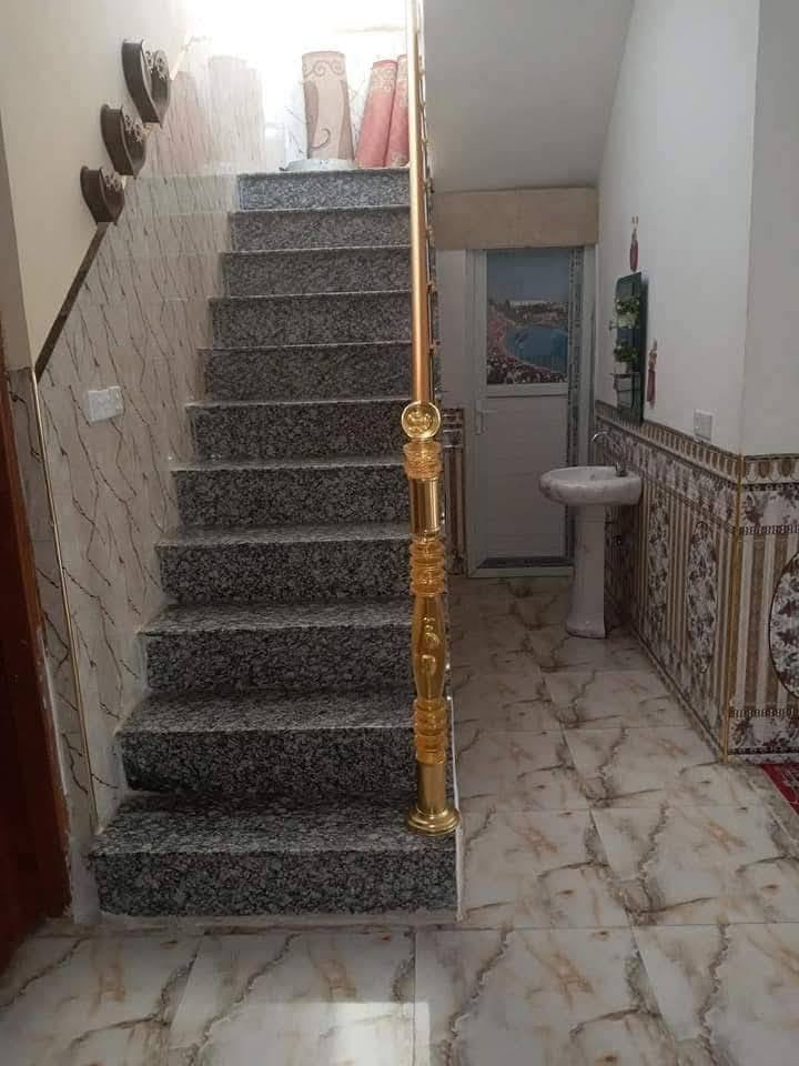 للبيع المساحه 400 طابقين 4 غرف صحيات داخليه وخارجيه وصحيات الطابق الثاني بل نزله عمود 233 زراعي ***********
