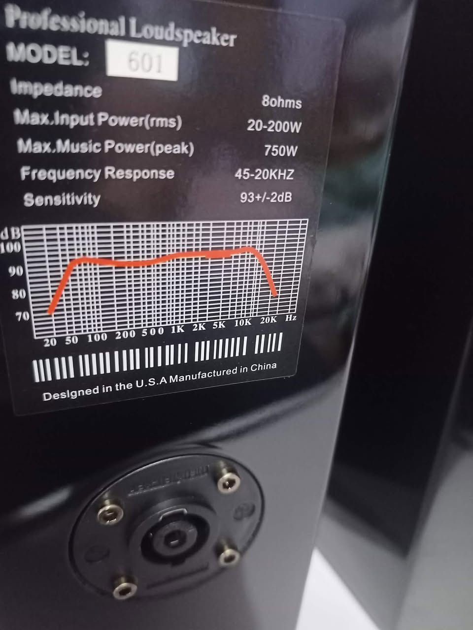 مكبرات صوت احترافية (Professional Loudspeakers) تظهر المواصفات التالية: 
الطراز: 601.
مقاومة التوافق: 8 أوم.
قدرة الإدخال القصوى (RMS): 20-200 واط.
قدرة الموسيقى القصوى (Peak): 750 واط.
استجابة التردد: 45-20 كيلو هرتز.
الحساسية: 93+/-2 ديسيبل.


**إذا كنت صاحب هذا الإعلان وتريد حذفه لأي سبب، رجاءا أرسل رسالة إلى الدعم الفني**