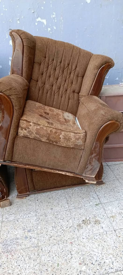 تخم ..جاو روسي 
كرويته مع ٣كراسي 
١٥٠الف
***********
