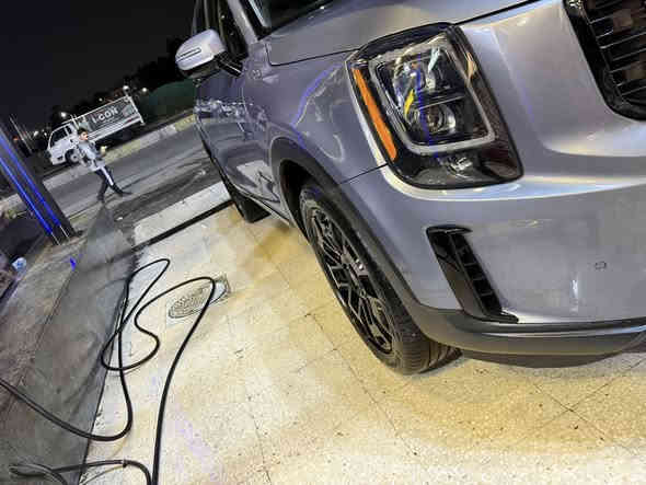 #كيا تيلورايد لون مميز موديل 2022
#الضرر حادث خلفي تبديل جنطة مع تبديل بنيد 

ورقم الشاصي موجود 

#الرقم : مرقم بغداد رقم حلو الجديد باسمي اني مرقمها

#الايرباك : سليم

#المواصفات : 

▪️السيارة : كيا تولارايد مواصفات SX فووووول

▪️الموديل : 2022

▪️المحرك : 3.8L (ستة سلندر)

▪️العداد :  53 الف ميل حقيقي

▪️حجم الويل : ويل كب حجم 20 مع طقم تايرات بحالة ممتازة

▪️كشنات السيارة جلد اسود اصل

▪️دبل فتحة سقف (سلايد روف) بالقمارة

▪️بصمات عدد 2 للأبواب مع بصمة تشغيل

      السيارة 5 وضعيات قيادة 

      السيارة دفع رباعي AWD

      قمارة كنتارة

       انارة داخلية متغيرة الالوان

▪️خاصية تحديد المسار

▪️رادار امامي للتوقف التلقائي

▪️حساس خلفي وحساس امامي

▪️حساسات و رادارات الاجتياز الجانبية (نقاط عمياء)

▪️اربع كاميرات  تشكل كاميرا محيطية والكاميرا الخلفية دوارة اصل مع الستيرن

▪️تحكم فول كهرباء لمقاعد المقدمة 

▪️شاشة الدشبول حجم كبير للتحكم بايعازات السيارة       

     شاشة عرض بثلاث الوان على الجامة الامامية

▪️تدفئة وتبريد لكشنات المقدمة والكشنات الخلفية

▪️السيارة 7 راكب

▪️ثلاث قطع تبريد

▪️تشغيل عن بعد

▪️جنطة كهرباء

▪️سستم صوت

▪️تحكم ستيرن جهتين بلوتوث وحاكية وكروس سرعة وتحكم صوت 

▪️نظام ABS مانع انزلاق

▪️السيارة جديدة ومال بيت 

السعر المطلوب : 265 مع مجال بسيط 

 

الاتصال على : ***********

مكاني بغداد حي الشباب شارع سوق اميمه
