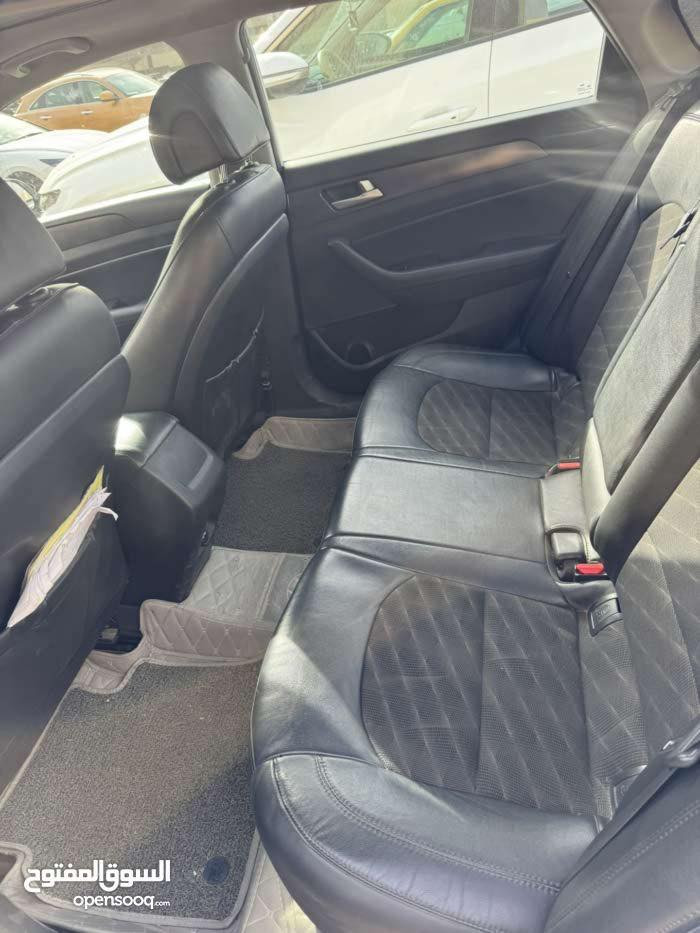 سوناتا 2017
محرك 
2400 GDI
فتحة  سقف
بصمة 
كشنات 
جلد
فئة 
Sport
بيها بنيد مبدل
والقمارة مجلوغ الصبغ مالته مو كلها القمارة
مكانها زعفرانية 
بسماية 
السعر 
12,000$
***********
