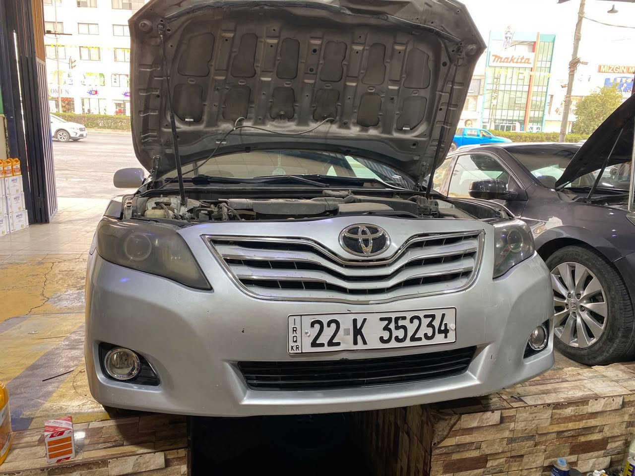 كامري ٢٠١١ رصاصي مواصفات امريكي المعروفه تجي قطعه وحده تبريد ومثبت سرعه محرك ٢.٥ 
بيها قطعتين ( جاملغ + بنيد ) فوك غطاء البانزين شبرين صبغ بيها دواخل بسيط راس الشاصي 
ماباقي كلها كفاله 
دواخل وكهربائيات السياره على وضع البلاد حيل نظيفه 
السياره عليها غرامه تنزل من سعرها بعد الاتفاق 
عارضها ب ٩٨ بيها مجال بسيط
