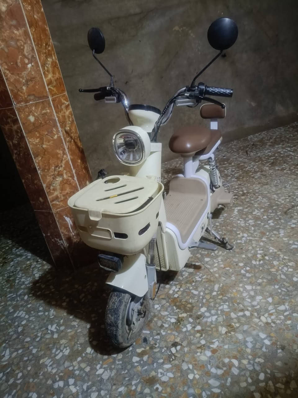 سلام عليكم دراجة شحن للبيع استخدام اقل الشهر جديدة حجم 14 كبير بطاريات جديدة شغالة من كل النواحي العنوان بغداد المحمودية السعر 375 الف 
الرقم ***********
