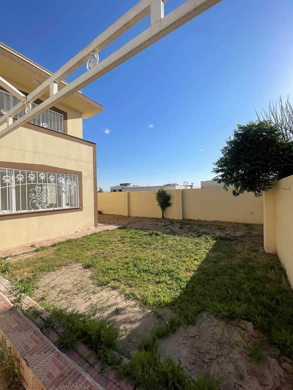 🏡 خانوویەکی ناوازە و زۆر خۆش لە ئۆزال سیتی 🏡

📍 شوێن: ئۆزال سیتی، نزیک ١٥٠ مەتر

📐 رووبەری زەوی: ١٧٢ مەتر

🛏️ ٣ ژووری نووستن
🛋️ هۆڵی فراوان و ڕووناک
🌳 حەوشەیەکی جوان و گونجاو بۆ خێزان
🚗 شوێنی پارکینگ
🏠 بینایەکی پاک و ئامادەی نیشتەجێبوون

💰 نرخ: ٥٤٥ وەرەق

📞 بۆ زانیاری زیاتر و سەردان:
***********
***********
***********

#ئۆزال_سیتی #خانوو_بۆ_فرۆشتن #هەولێر #RealEstate #NawZan

🏡 منزل مميز وجميل جداً في أوزال سيتي 🏡

📍 الموقع: أوزال سيتي، بالقرب من شارع 150 متري

📐 مساحة الأرض: 172 متر مربع

🛏️ 3 غرف نوم
🛋️ صالة واسعة ومشرقة
🌳 حديقة جميلة ومناسبة للعائلة
🚗 موقف سيارة
🏠 منزل نظيف وجاهز للسكن

💰 السعر: 545 ورقة

📞 للمزيد من المعلومات أو لحجز موعد للمعاينة:
***********
***********
***********

#أوزال_سيتي #منزل_للبيع #أربيل #عقارات #NawZang_Real_Esta
