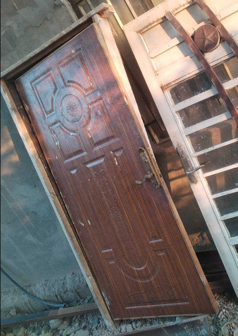 بيبان 3 للبيع ثنين حديد واحد خشب كاملات مع الجرجوبات سعرهن 65. وعندي وياهن هنكلاين ةشيلمانات زغار تواصل واتساب ***********
