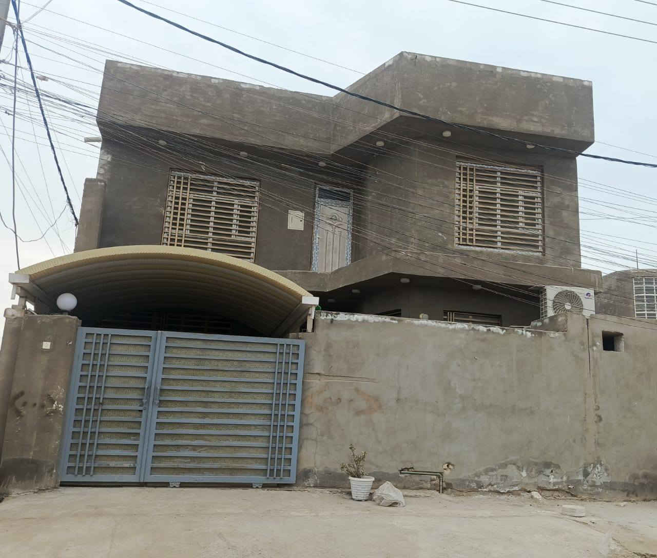 السلام عليكم دار 🏠للبيع البناء حديث 2025 
البناء طابوق السقوف صب الارضيه كرانيت 
البيت متكامل من كلشي 
طابو زراعي سند 25  العنوان القاسم
حي موسى الكاظم ع( مجمع المصلاوي ) 
البيت على الشارع الرئيسي ركن المساحه 200 متر
الطابق الاول 
1 ستقبال  
2 مظبخ حار بارد
3 صاله
4 غرفة نوم 
5 غرفة نوم
6 ممرات عدد 2
7 مجمع حمامات داخليه 
8 مجمع حمامات خارجيه 
الطابق الثاني 
1 صالة 
2 غرفة نوم 
3 غرفة نوم 
4 مجمع حمامات
 للاستفسار اكثر رقم صاحب الدار
‏‭0783 821 1078
