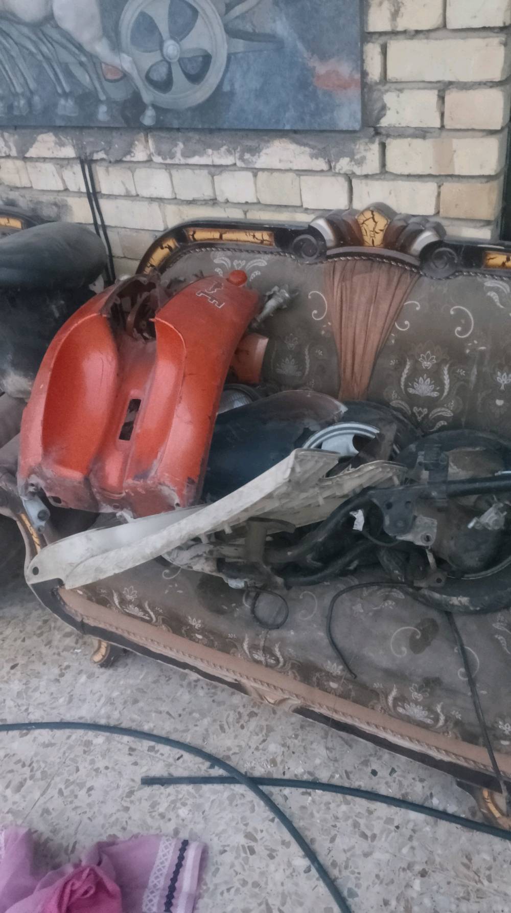 دراجه عبد الحليم تفصيخ كلشي شغال بيه و اغراضه كامله نقص بس ضفيره و السعر  80 الف و بيه مجال تدللون