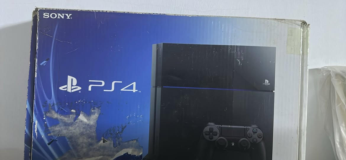 بلايستيشن 4 فات (PS4 FAT) - نظيف جداً وبشرط الفحص
الجهاز كلش نظيف وما بيه أي إشكال، وكل غراضه كاملة وبشرط الشغل والفحص.
📦 الملحقات والوايرات:
 الكرتونة والوايرات: الكرتونة الأصلية موجودة + واير الباور + واير HDMI الأصلي.
 هارد خارجي (External HDD): وياه هارد خارجي سعة 500 غيغا (المجموع الكلي يصير 1 تيرابايت ويا الداخلي!).
🎮 اليدات (الكونترولر):
 وياه 6 يدات كاملة! (1 يدة بلادية مال شركة + 4 يدات وايرليس + 1 يدة بواجير).
💿 الألعاب الموجودة:
 ألعاب داخل الهارد: غوست أوف توشيما (Ghost of Tsushima) ⚔️، بلاك أوبس كولد وار 🔫، مافيا 1، 2، 3 🕶️، فيفا 24 (FC 24) ⚽ (وياه بعد هواي ألعاب ثانية).
 ألعاب أقراص (أصلية): Red Dead Redemption 2 🤠، GTA V 🚗، PES 2019 ⚽.
⚙️ النظام والتحديث:
 إصدار النظام (الفيرجن): 13.02 (مباقي شي ويصير جوكر).
💰 السعر: 300 ألف دينار (بيه مجال بسيط للشراي التكاك)
❌ ملاحظة: البيع نقد فقط، ما أراوس بأي شي.
🚗 التوصيل: مکان كركوك و متوفر خدمة توصيل


**إذا كنت صاحب هذا الإعلان وتريد حذفه لأي سبب، رجاءا أرسل رسالة إلى الدعم الفني**