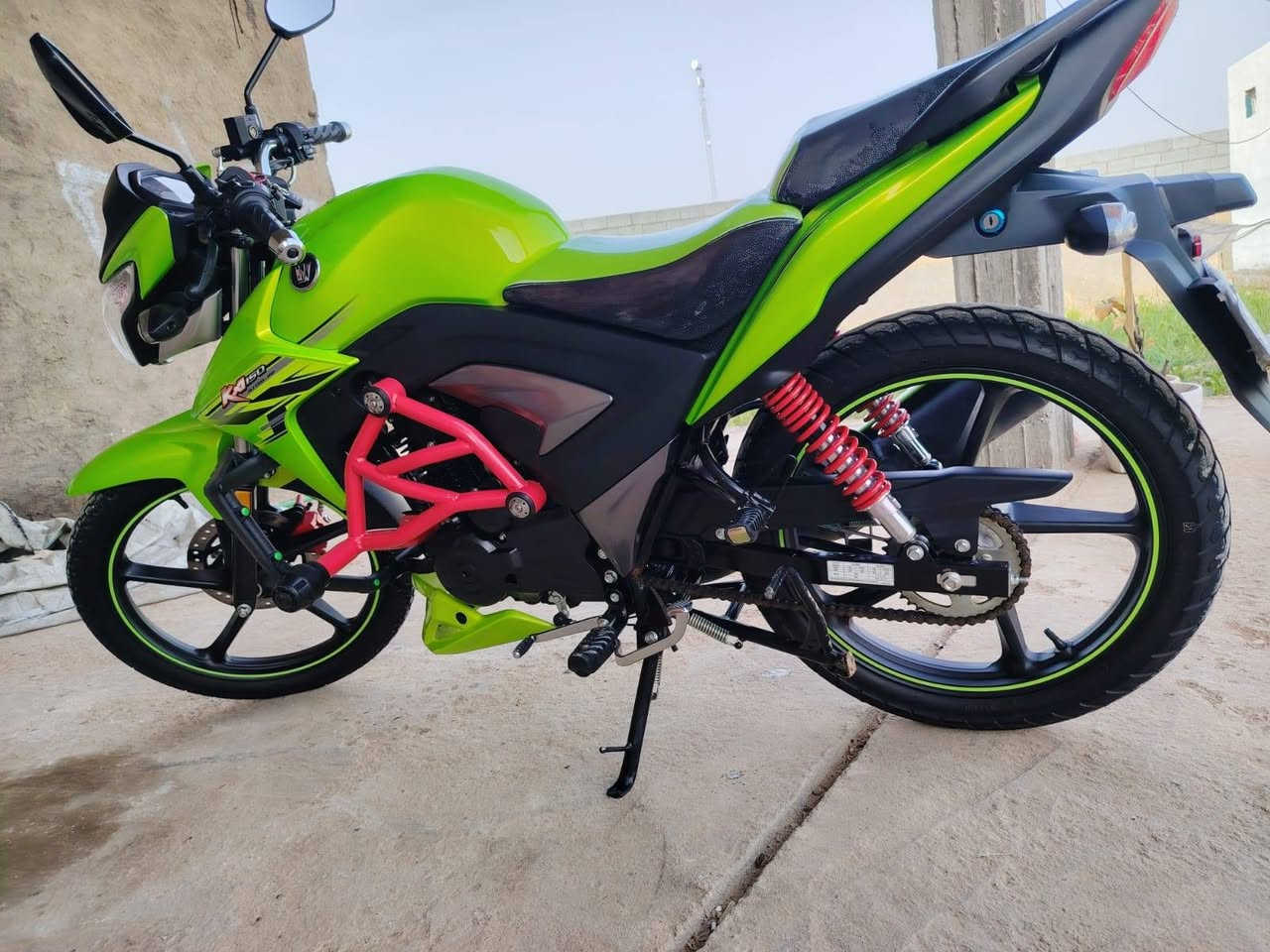 سلام عليكم دراجه هاوجي موديل 23 للبيع مسجله وكامل ارقام انكليزي وصارلي شهر من شديده الله شاهد يعني النضافه ماحجيلكم عنها مكان الدراجه خمسه كيلو  وهذا رقمي *********** السعر (20) ولي ماعجبه مامجبور لايعلق ولا يشتري
