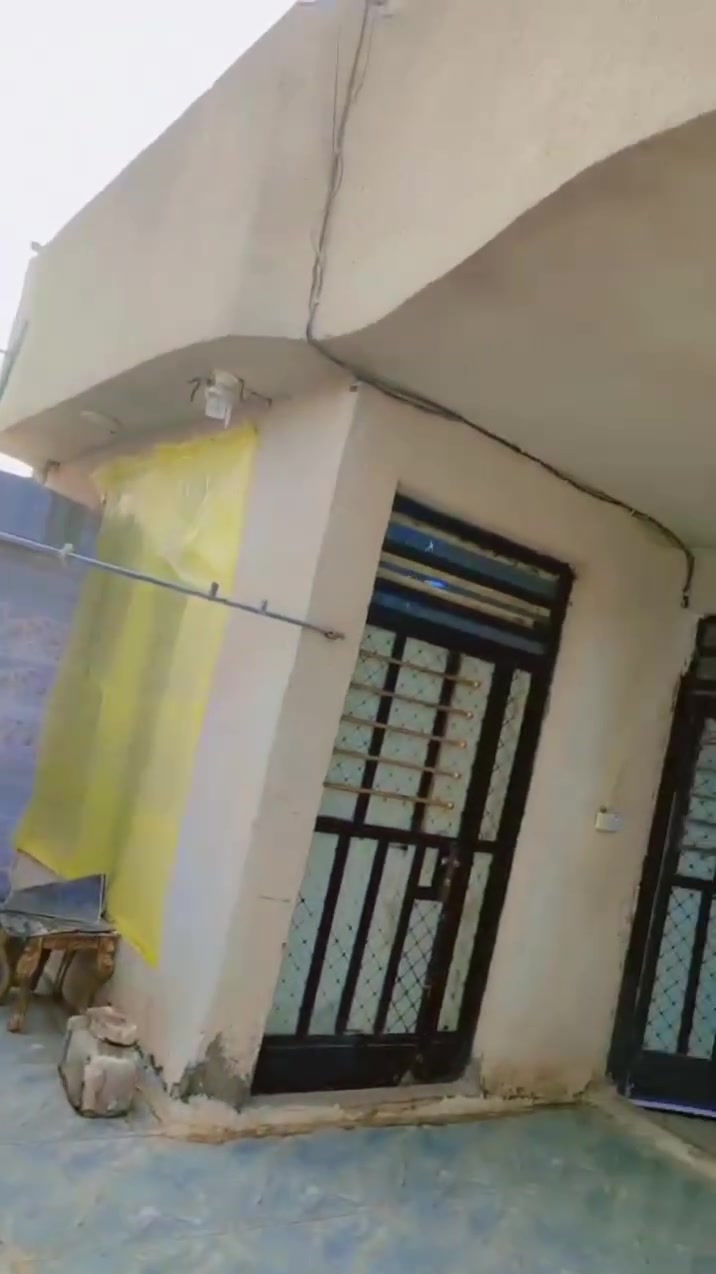 السلام عليكم بيت للبيع عقد زراعي مشين بي معامله مال تطويب بل مانه المساحه 170 طابقين الطابق الاول يتكون من مطبخ واستقبال وصاله وحمام وغرفتين نوم وترك عله طول البيت والطابق الثاني غرفتين نوم. العنوان الزعفرانية الوليد دور الصحه الثانيه شارع جواد الشهيلي مقابل روضة فله يبعد عن التبليط 200 متر عرض الشارع 12 متر السعر 75 وبي مجال للطيبين ***********
