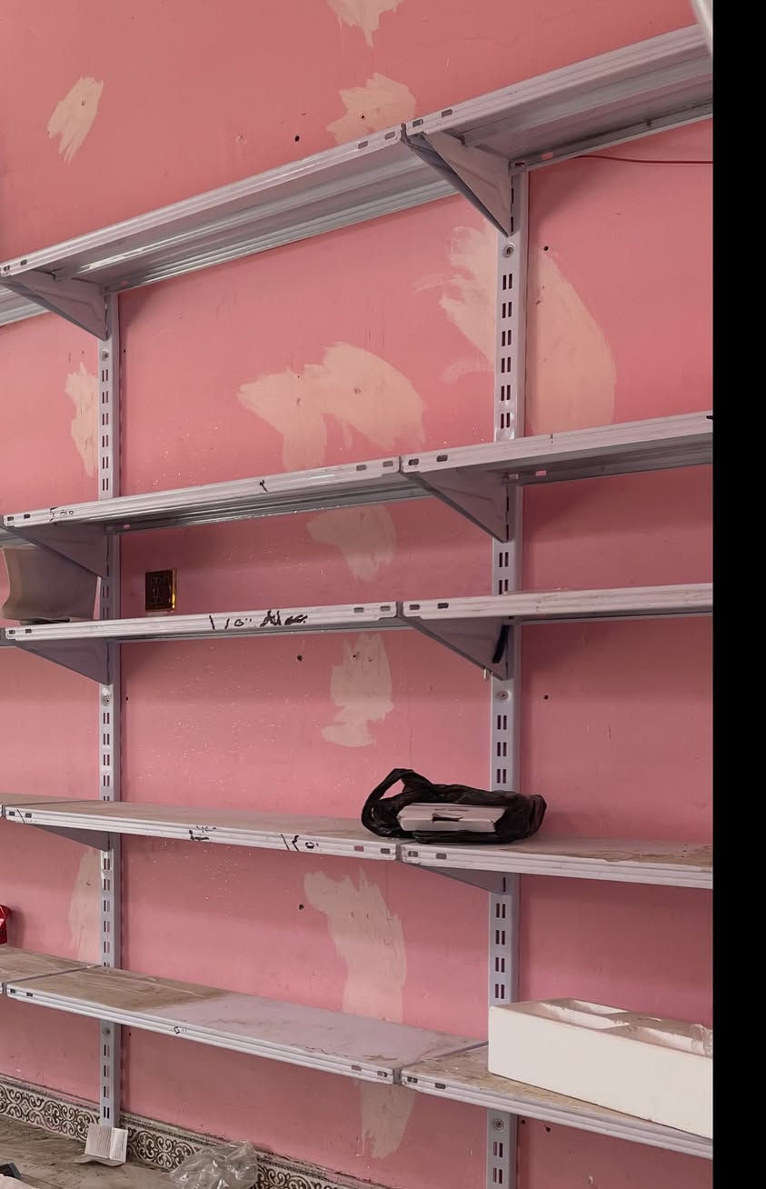 السلام عليكم
توجد رفوف للبيع 
***********
