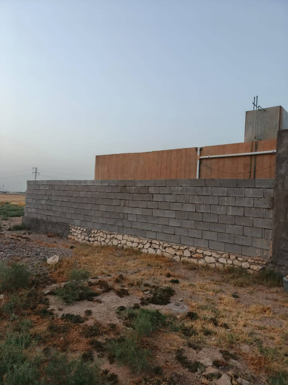 السلام عليكم بيت للبيع يتكون من ثلاث غرف نوم وصالة وديوانية وهول وكندور و مطبخ ومخزن وصحيات وحمام داخلي وحمام خارجي وحديقة ومتوفر ماء و كهرباء وياةكاع دونمين وشارع تبليط العنوان الرمادي زنكورة القرية العصرية إلا تصال على الرقم ***********
