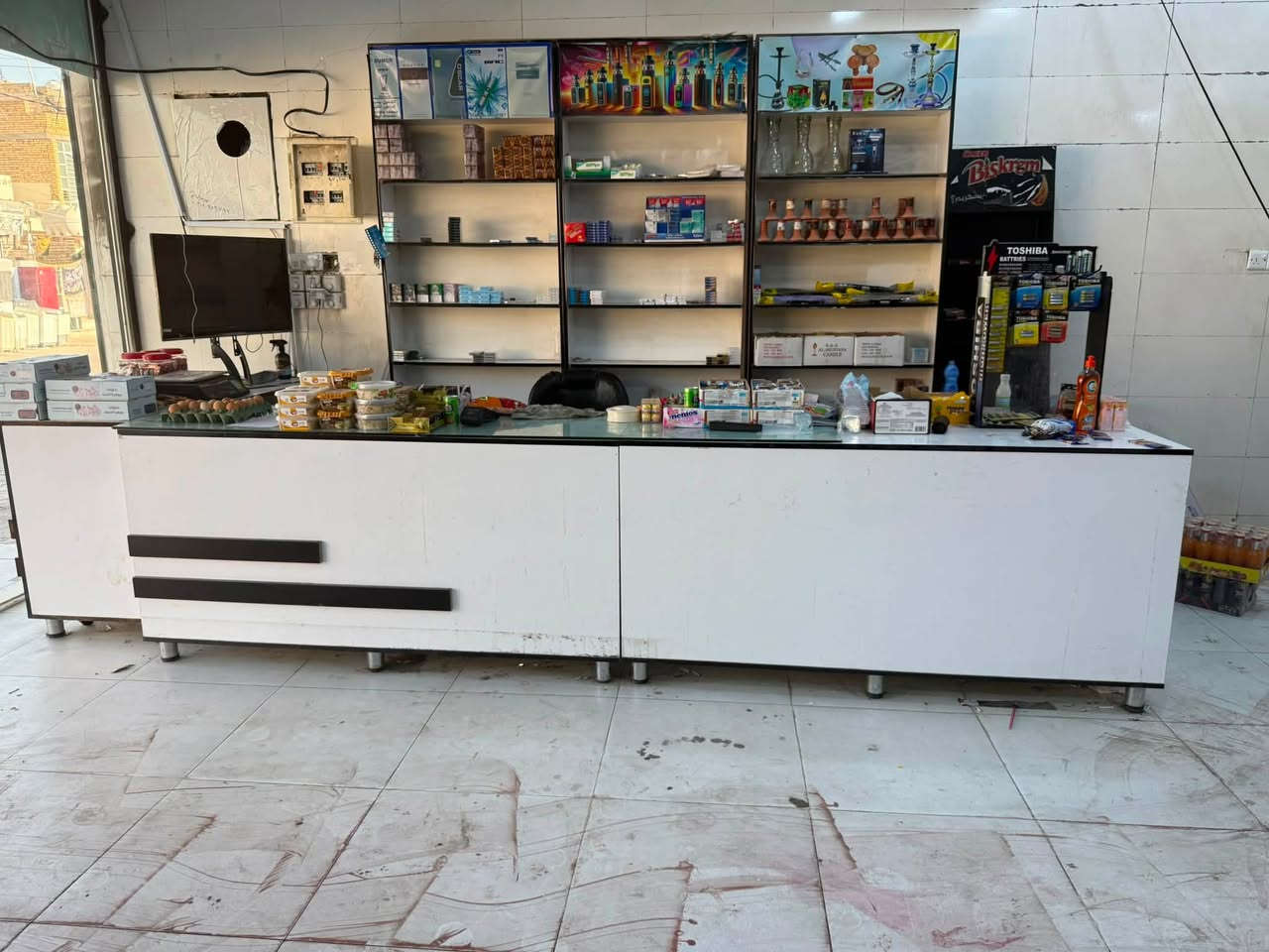 سلام عليكم رفوف ارتفاع مترين عدد وعارضه كرزاات
ينباعون مع ميز دخل أربع أمتار شغل درجه اول جديد 
للاستفسار اتصال ***********
