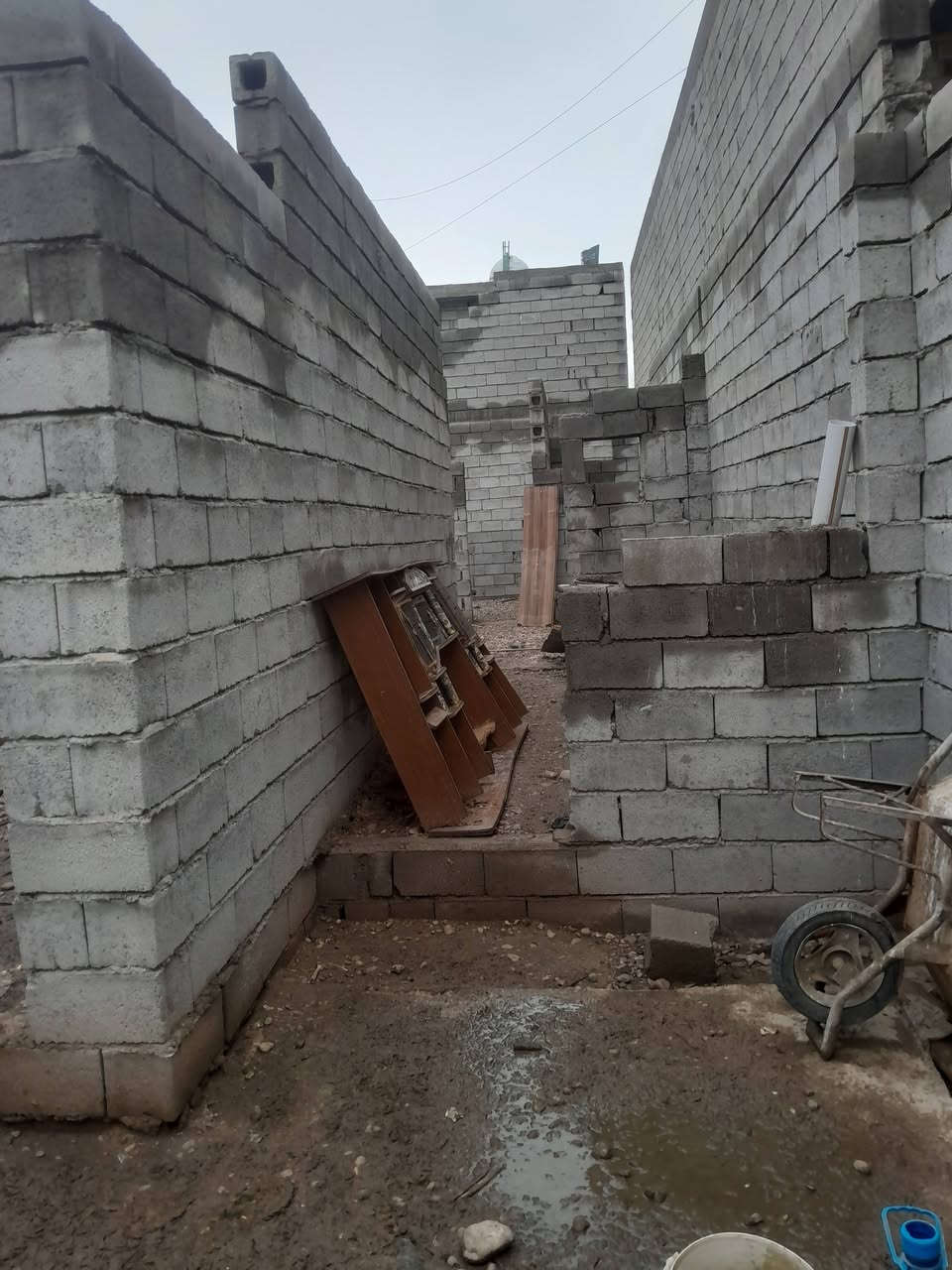 هيكل للبيع قطعه ومقاطعه خلف دكتور حسن البيطري المساحه ١٤٠متر خدمات ماء كهرباء مجاري ومشمول بتبليط السعر ٢٥ وبي مجال اتصال ***********
