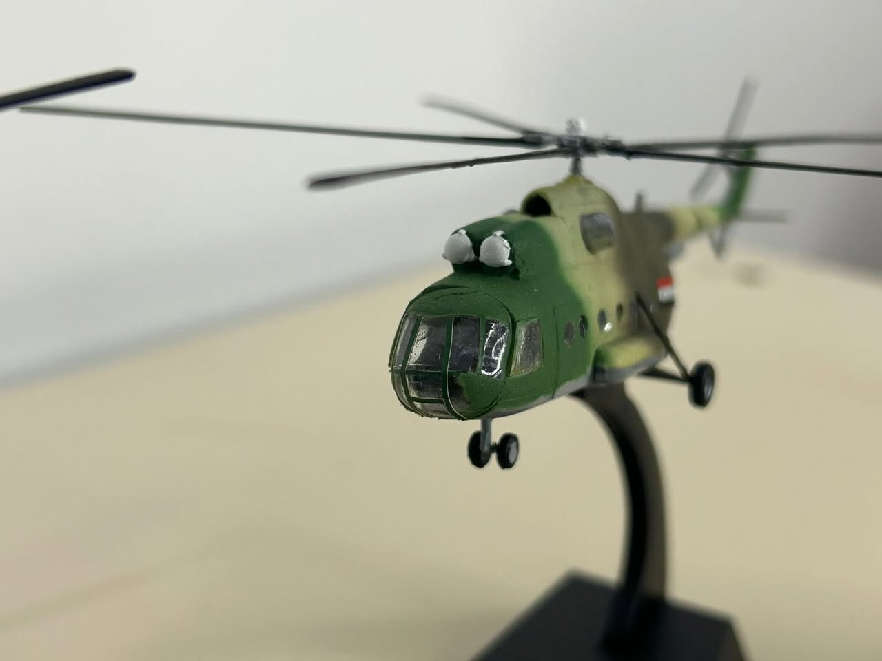 السلام عليكم…طائرة Mi-8  حجم 1/144 طولها 15 سم مع القاعدة السعر 30 الف يوجد توصيل لجميع محافظات العراق للحجز على الرقم *********** واتساب
