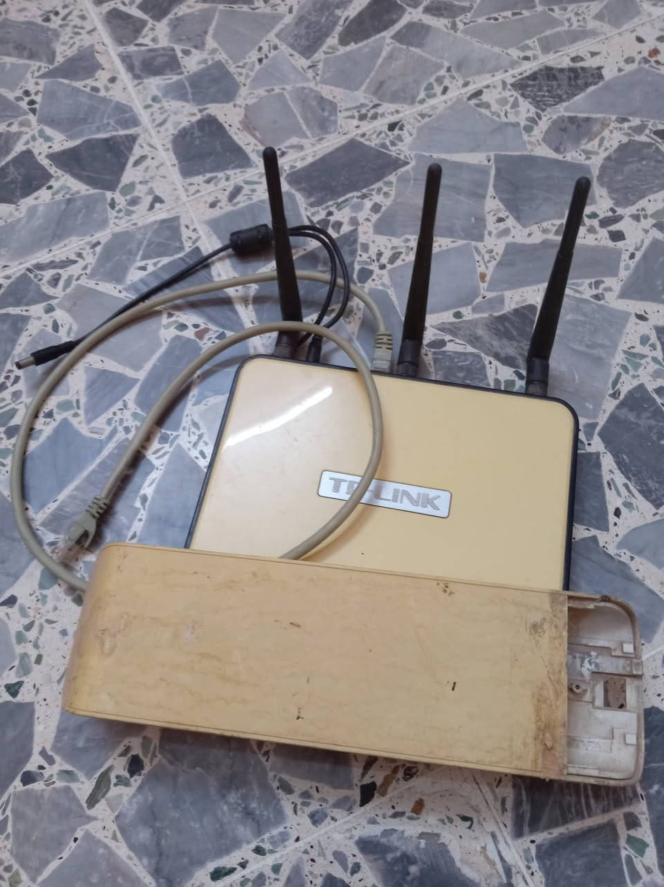 السلام عليكم
#متاح راوتر TP-LINK مستعمل كما موضح بالصور 
راوتر نظيف وشغال ومابي اي عطل 👍
ملحقاته كاملة فقط تاخذ وتشد ✅
السعر 70 الف وبي مجال للشراي ✨
للاستفسار ***********
مكاني الأنبار_قضاء عــٰنه 🔻✨
