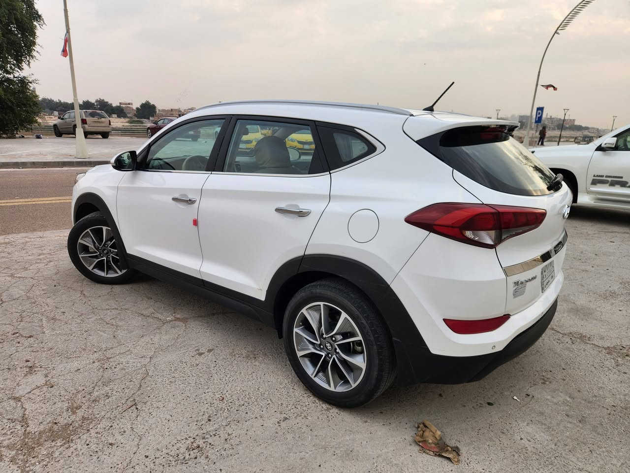 السلام عليكم 
توسان 2018 خليجي 
محرك ٢٠٠٠ دوش 
قطعتين تبريد 
حساسات خلفي 
تحكمات ستيرن 
مري شفط 
ويل حجم 18
ماشيه ٨٩ الف كيلو 
السياره بدون صبغ 
بيهه طخه خفيفه بالبنيد ومبدل بنيد اصلي خليجي نفس اللون بدون صبغ 
صور الضربه موجوده مواصله للراديترات 
اللايتات مالتهه البلادي نفسهه
بيهه بارد قليل باب خلف السائق 
السياره نظيفه جدا 
سنويه لل2027
رقم بغداد باسمي 
السعر 177$ وبيهه مجال بسيط 
العنوان/ بغداد/ الحريه 
للإستفسار الاتصال على/ 
*********** واتساب 
***********
