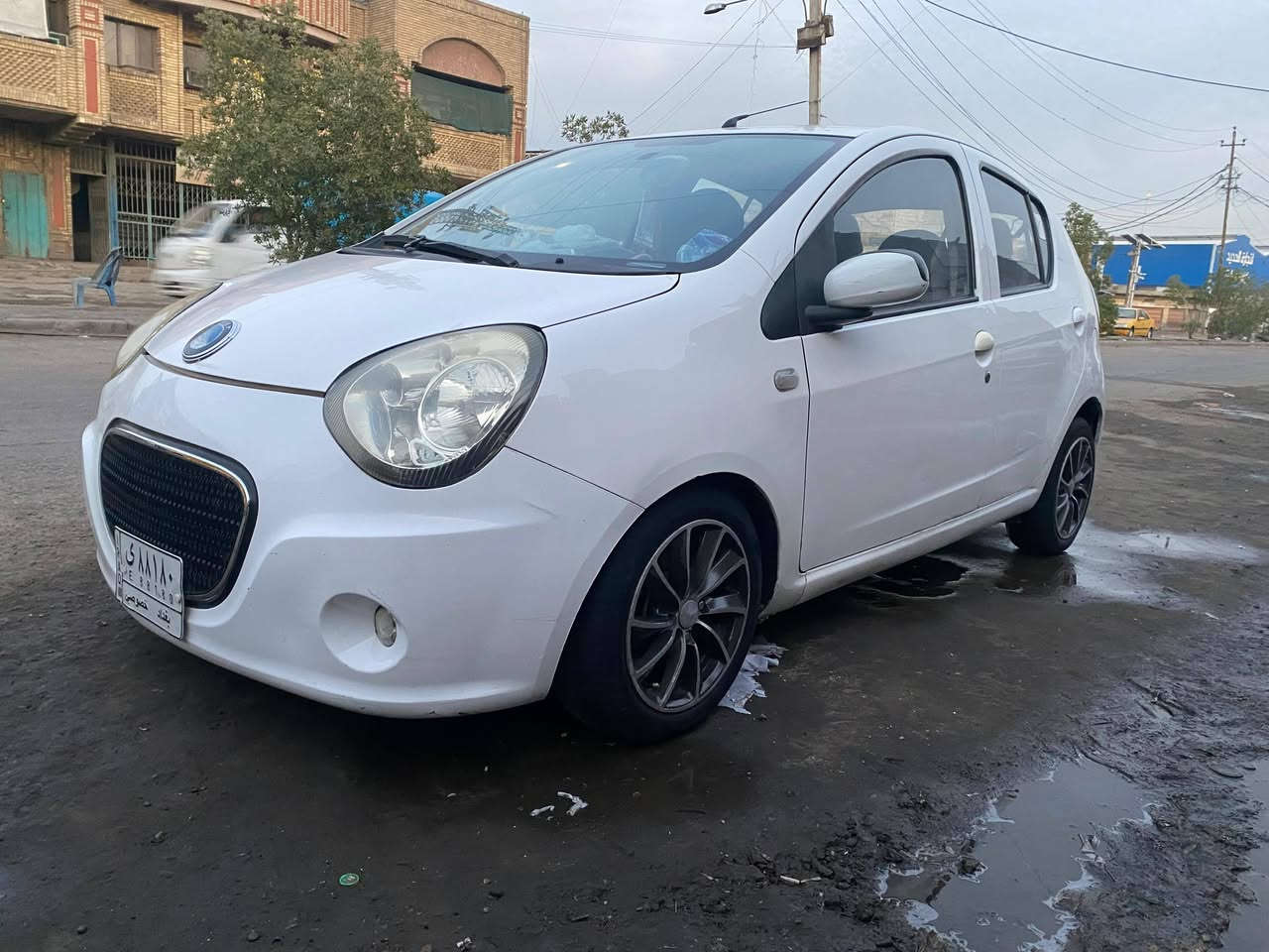 السلام عليكم من خرصه الادمنيه للبيع باندا جيلي سيار بيه دوسه مصبوغه وبيه شخطين بالباب والباقي كفاله عامه مكينه كير تايرات صدره حلو وجديد بس بيه تك بولبرن مو زين سياره جديده وما ماشيه هواي موديل 2013 سنويه بعده ما ساقطه السعر 58 وبيه مجال حك الجيه فقط لاستفسار *********** ما متواجد عل فيسبوك
