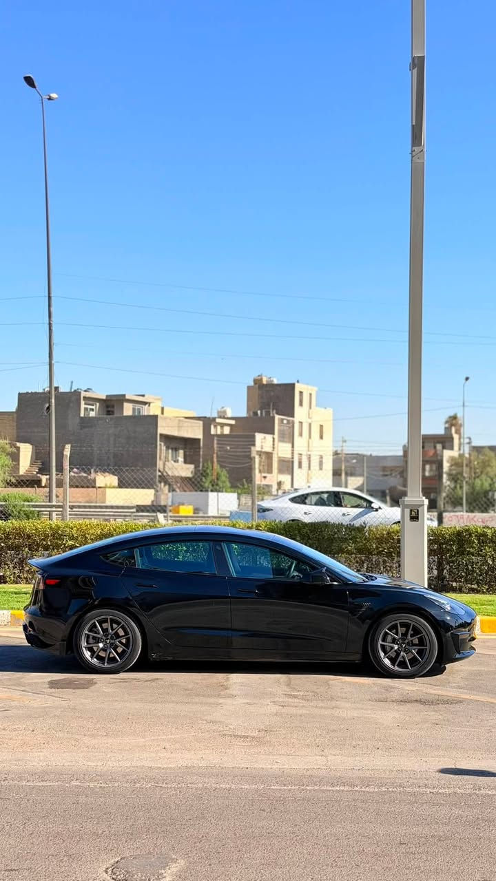 تسلا مودل 3
تسلا للبيع مودل ٣ ستندر 
موديل ٢٠٢٣ ماشية 41 الف كيلو 
اون لاين ومربوطة على التليفون
عليها اضافات بسيطة دفيوزر ولد داخلي وعداد سرعة وكونترول تحكم بالداخل والخارج للسيارة

السيارة قطعة وحدة صبغ الجاملغ الايمن الامامي
وقطعتين باب تبديل بلادي
رقم الشاصي مع الصور
بطارية وكوع وماطور  مكفول 
السعر 160 ورقة وبيها مجال
مكانها بغداد
***********
