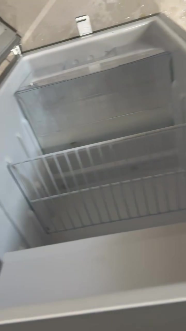 عليكم ثلاجه للبيع هاي ثلاجة صغيرة نوع EPIC plus وتعتبر Mini Fridge
مناسبة للغرفة أو المكتب.
ومن الستيكر الظاهر عليها هاي أهم المواصفات:
* السعة تقريبًا: 91 لتر
* حجم التبريد: حوالي 90 لتر
* بيها فريزر صغير جدًا بالأعلى
* استهلاك الكهرباء السنوي: kWh 190
* مستوى الضوضاء: dB 42 يعني هادئة نسبيًا
* تصنيف الطاقة: B
* الغاز المستخدم: غالبًا R600a الاقتصادي
* التبريد: تبريد مباشر (دفروست عادي)
* التحكم بالحرارة: يدوي
* باب قابل للتبديل يمين/يسار غالبًا
* اللون: فضي
ومن حجمها الظاهر:
تقريبًا ارتفاعها بين 80-85 سم وعرضها حوالي 45-50 سم جديده مستعمله سبوعين فقط كامل ملحقاتها وكارتونتها موجوده
الرقم:
0786 443 6008
بغداد سيديه
سعرها 85وبيها مجال
