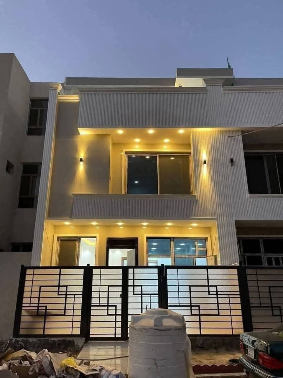 #حي_الجهاد_الضباط_
مجاور_شقق_حي_السلام  📌🌏

تونات مساحة الواحد 85  متر للبيع واجهة 6م

عرض الشارع 15 م مقابيلهن تشجير

كل دار غرف نوم عدد 5 وخدمات عدد 3 

للاستفسار ☎️ *********** واتساب
مكتب حمورابي لوساطة العقار
