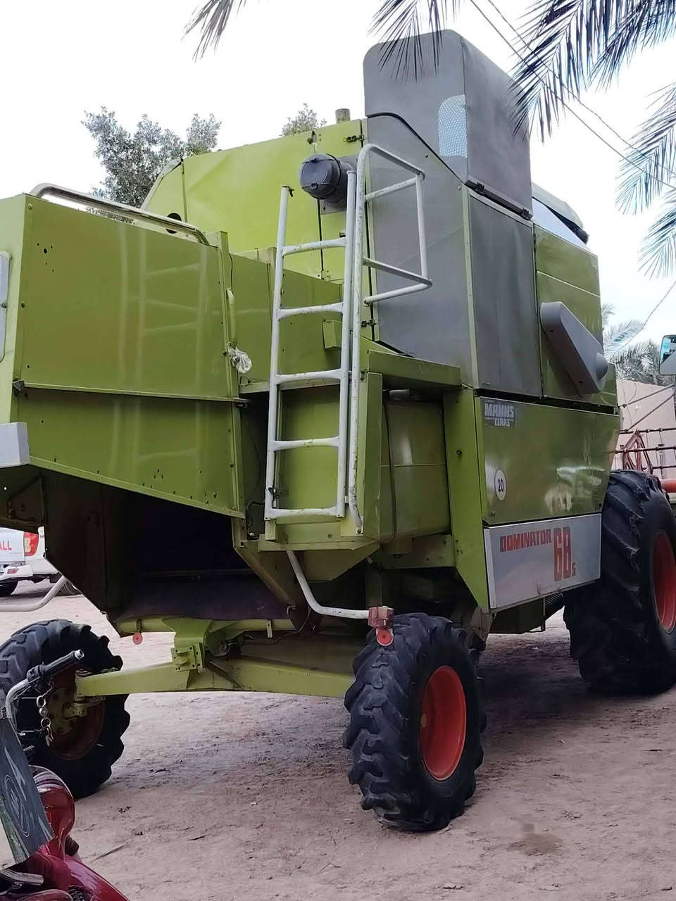 سلام عليكم حاصوده كلاس للبيع موديل 88مكينه على وضع الشركة رقم واسط تحويل مباشر تأير 26لوره18مكينه مديومه وجاهزه محرك و كير و هوزن على وضع الشركة ستفسار ***********
