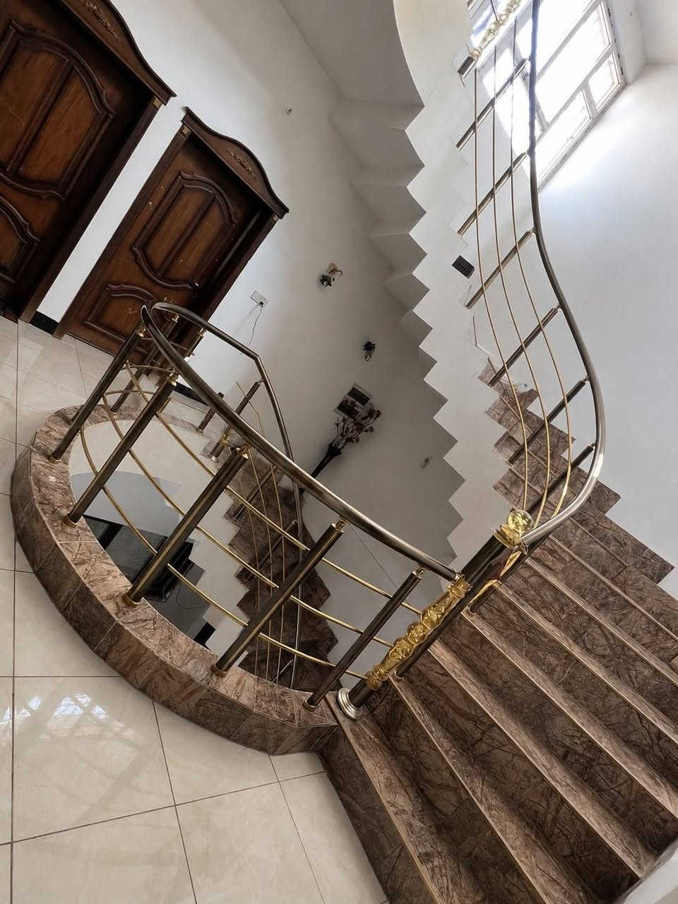 السلام عليكم بيت للبيع
بيت طابو صرف مساحته 150 م 
 3 طوابق الطابق الثالث بيتونه
 فول فول خدمات 
العنوان طريق بغداد قريب على الجبهه التركمانية قريب على الشارع العام 
السعر / اتصل
وتريد تفاصيل اكثر اتصل ***********

