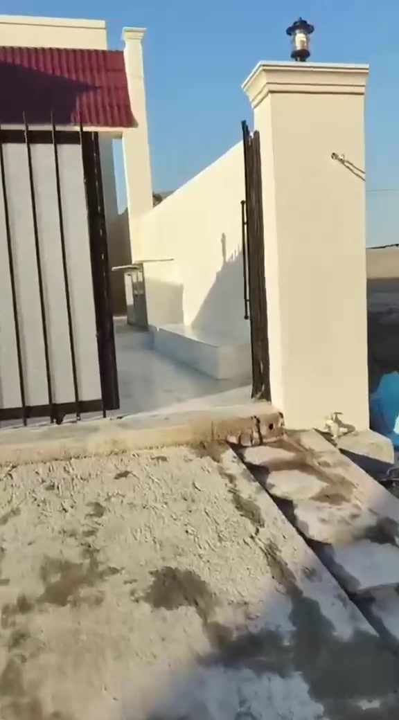 السلام عليكم 
بيت للبيع في حي الأطباء  الجديد///طابو زراعي ///
كيعان دحام 
مساحه 200
شارع 10 امتار
واصل ماء وكهرباء ومولد 
قريب من الحي العسكري 
***********
