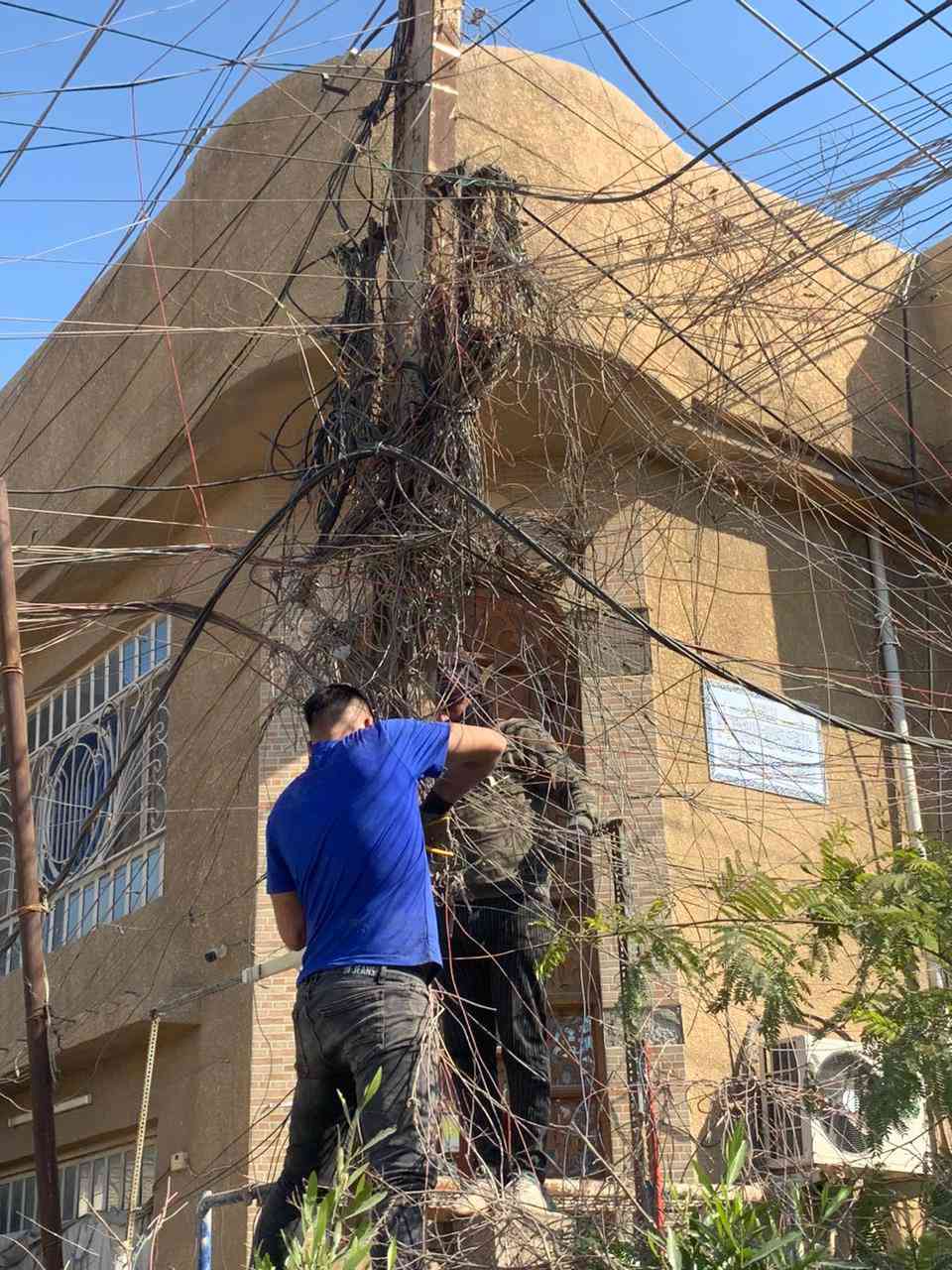 السلام عليكم الى اصحاب المولدات السحب شغلي كهربائي اسلكلك ضفاير للبوردات انصب بوردات اصفيلك الوايرات القديمه ونرفع الشغاله بل مستوه المطلوب كادر مختص بل عمل واي قطع ميصير واذا صار اني اتحمل مسؤليته اسلكلك واير جديد *********** هذه شي قليل من شغلي
