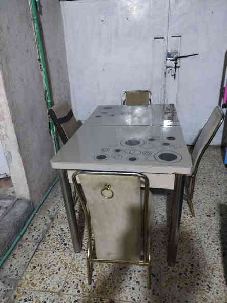 ميز نظيف للبيع السعر 75 بعقوبه التحرير الرقم ***********
